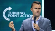 Comentarista Charlie Kirk, aliado de Trump, recibe un disparo en una universidad de EE.UU.