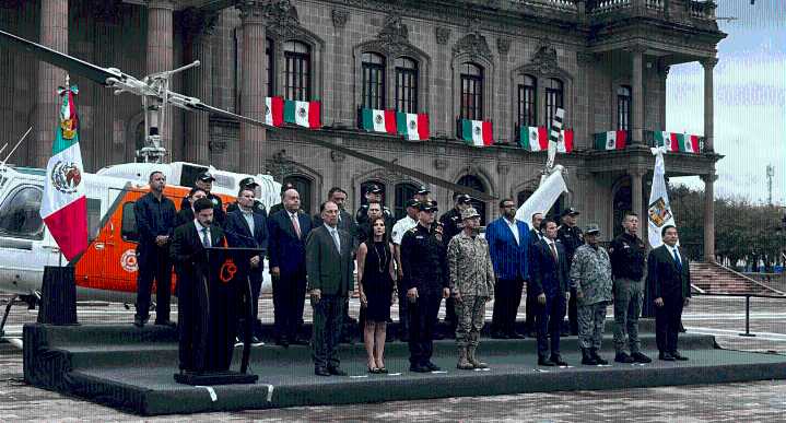 Realiza izamiento de bandera en Explanada de los Héroes