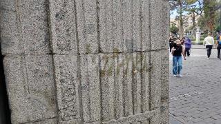Nuevo grafiti en la plaza de Armas de Arequipa alerta sobre la falta de vigilancia en el centro histórico