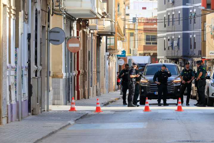 Un hombre se atrinchera en Alfafar tras disparar a un vecino