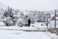 “La nevada de los loros”. Alerta naranja, complicaciones y clases suspendidas en Bariloche por el clima