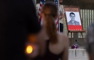 Charlie Kirk: FBI muestra video del sospechoso de disparar y continúa la búsqueda [video]
