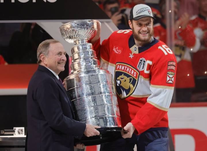 Panthers star Aleksander Barkov undergoing surgery for knee injury