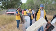 Limpian estudiantes, socios del Club de Leones y funcionarios, tramo carretero Delicias