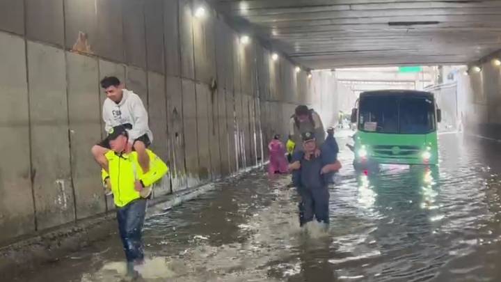 Rescatan a 63 personas atrapadas en un autobús varado por la lluvia en Río Churubusco