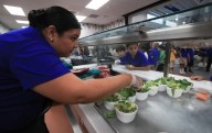 Cocinan sano y nutritivo para miles de estudiantes