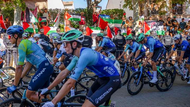 La prensa extranjera subraya el caótico "final inédito" en la historia de las Vuelta