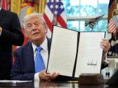 Donald Trump impone un pago anual de US$ 100.000 para las visas a profesionales calificados y presenta una nueva "tarjeta dorada"