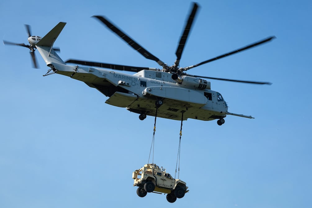 El impresionante helicóptero Sikorsky S-95 de la Marina de Estados Unidos es capaz de cargar vehículos de combate