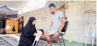 Padre coraje: Le volaron la pierna mientras buscaba comida en Gaza, y se fabricó una prótesis para seguir apoyando a su familia