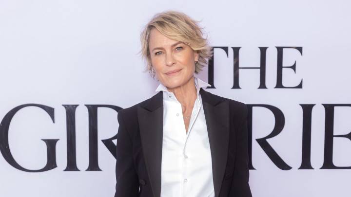 Robin on Living in the U.K.: ‘America Is a Shitshow’