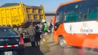 Pasajeros de combi se llevan susto tras chocar con volquete en Alto Selva Alegre