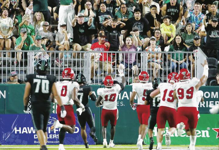 Bulldogs pick off Alejado three times to rally, then hold on for victory