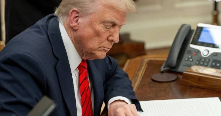 De vuelta a 1947: Trump firma orden para rebautizar el Pentágono como “Departamento de Guerra”