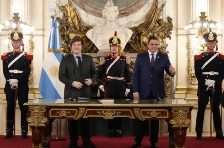Javier Milei le tomó juramento a Lisandro Catalán como Ministro del Interior