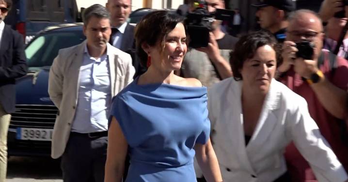Reciben a Ayuso entre aplausos y fracasa el intento de escrache en la Universidad de Alcalá
