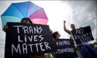 EE.UU. busca la vía para prohibir que las personas trans posean armas, según CNN