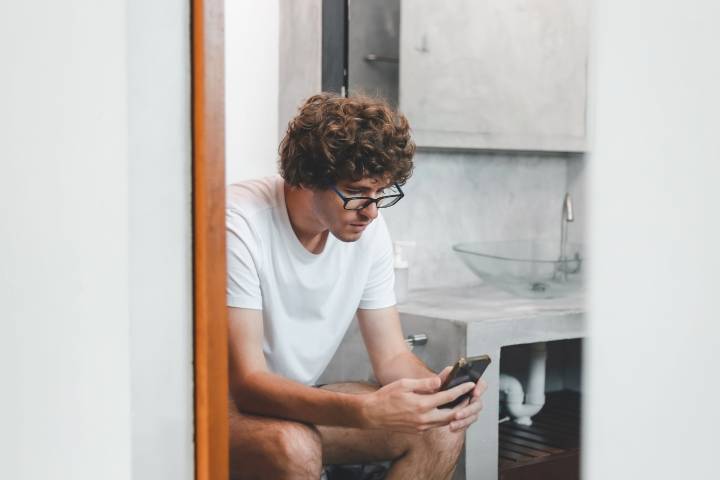 Smartphone use on toilet can lead to hemorrhoids: Study