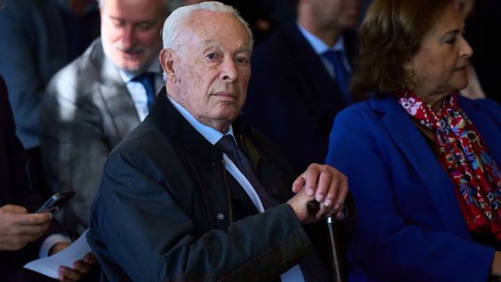 Curro Romero, ingresado de nuevo en un hospital sevillano por COVID