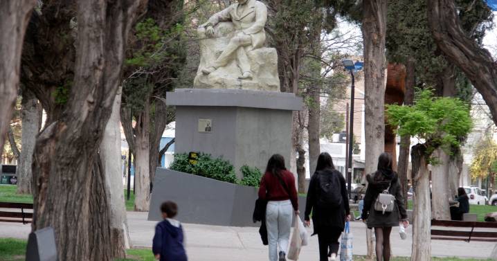 Indemnizan a una mujer que se cayó en una plaza del centro de Neuquén