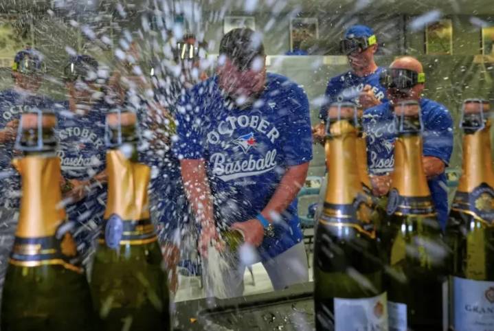 Azulejos vencen 8-5 a los Reales y aseguran sus playoffs tras no conseguirlo en 2024