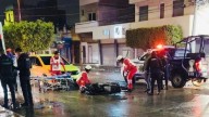 Motociclista sufre caída en Acámbaro por pavimento mojado