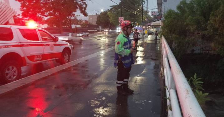 Rescata PC a personas atrapadas en 2 vehículos durante la fuerte tormenta