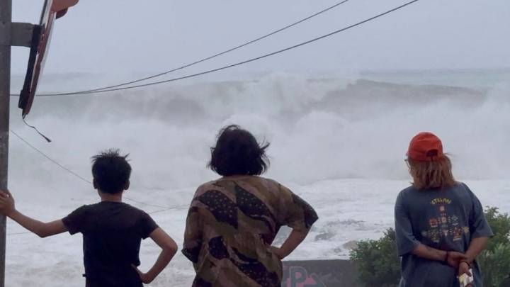 Arrestan a dos mujeres en Hong Kong tras "selfie" con un menor junto al mar en medio del tifón "Ragasa"
