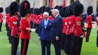 El rey Carlos III recibe a Trump con ceremonia militar: pasan revista a mil 300 elementos de la Guardia Real