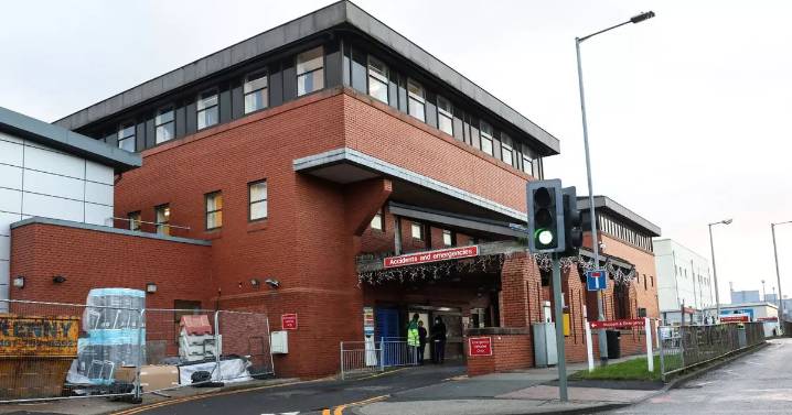 Doctor 'had sex with nurse while patient was under anaesthetic', tribunal hears