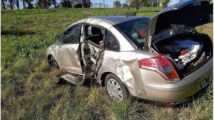 Autovía 14: un auto con dos ocupantes se despistó y terminó volcando