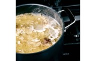 ¿El caldo de huesos realmente está repleto de beneficios para la salud?