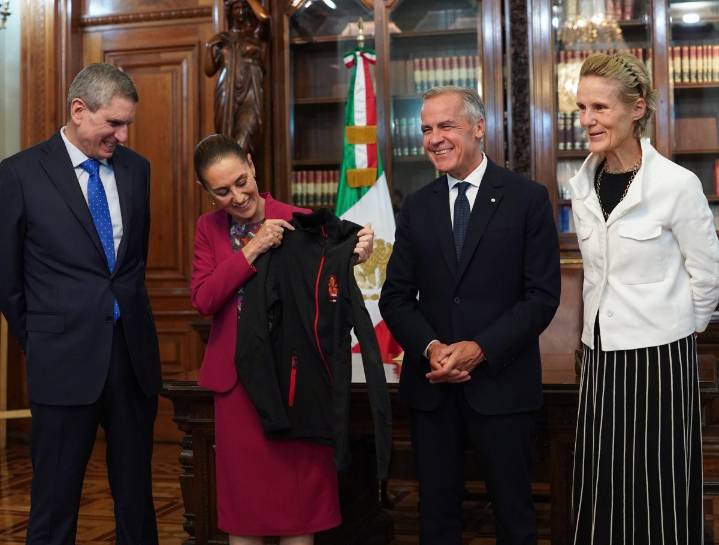 Claudia Sheinbaum y Mark Carney intercambian obsequios