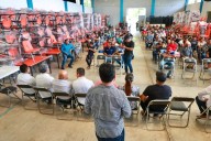 Disputan IEEPO y S-22 autoría de entrega de insumos y mobiliario
