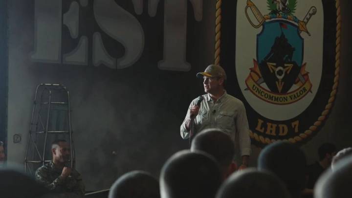 "Lo que están haciendo ahora mismo no es entrenamiento": las palabras del secretario de Guerra de EE.UU. en uno de los barcos que enfrentan carteles narcoterroristas en el Caribe