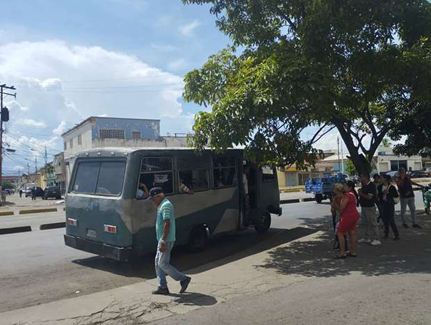 Usuarios denuncian que transportistas cobran entre Bs. 50 y Bs. 60