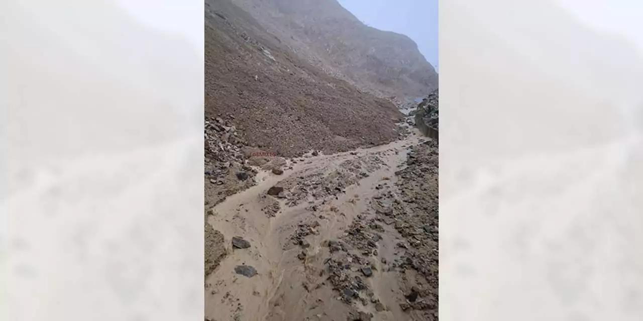 Persisten deslaves y derrumbes en carreteras