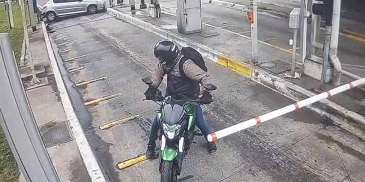 Video: un auto con patente trucha chocó en un peaje del Acceso Oeste en medio de una persecución policial