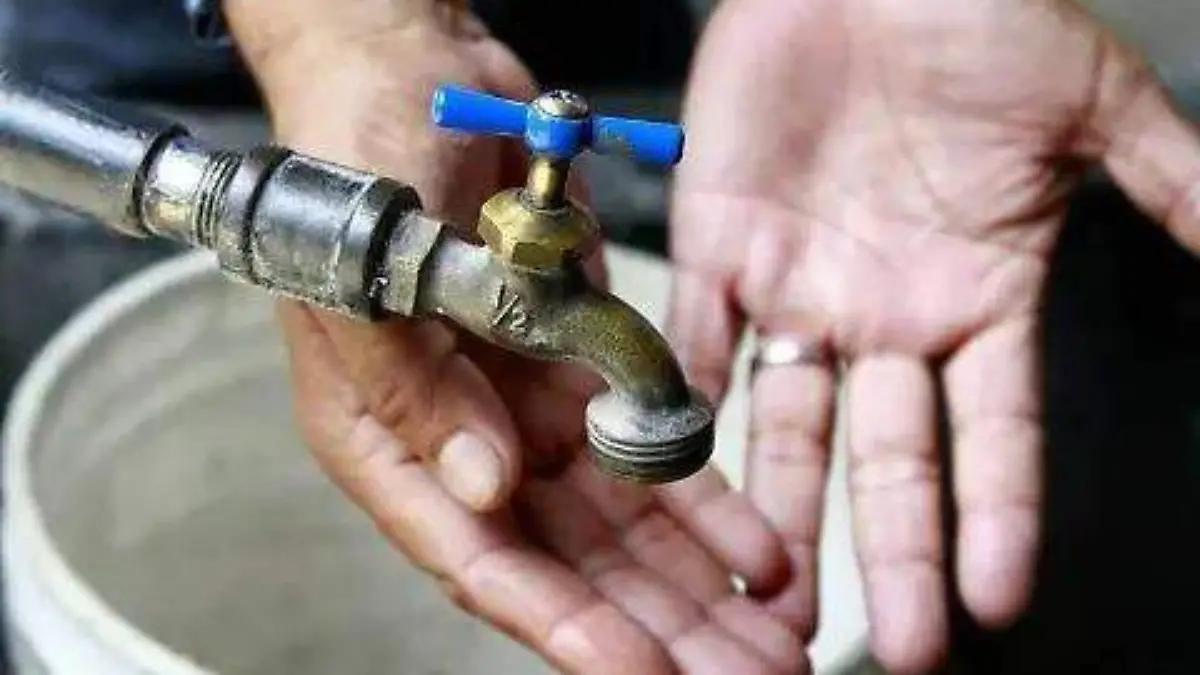 Vecinos de Santiago Miltepec cumplen tres semanas sin agua; temen que la escasez dure meses