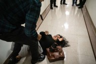 Video viral: agente de ICE empuja mujer ecuatoriana en tribunal de Nueva York. Oficial removido
