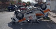 Taxista y dos pasajeros resultan heridos en choque con volcadura en Nuevo Laredo