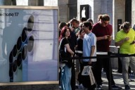 Hacen largas filas por el iPhone 17... y ¡notan rayaduras!