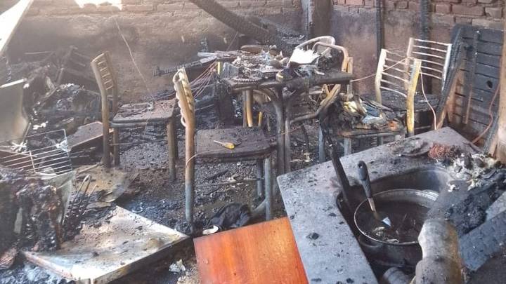 Bomberos sofocaron un incendio que afectó totalmente a tres casas en Las Heras