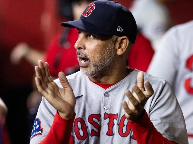 Alex Cora llegó a 600 triunfos como manager de Boston
