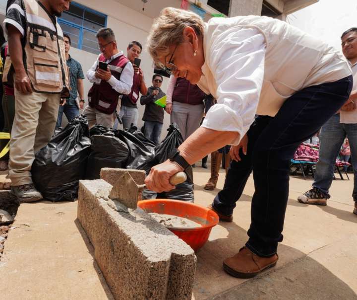 PRESIDENTA DE LA PAZ ENTREGA APOYO DE UTILES ESCOLARES Y ANUNCIA CONSTRUCCIÓN DE AULA