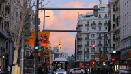 Atrincherado un hombre que amenaza con causar una explosión en la Gran Vía de Madrid
