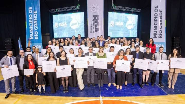 Orgullo fueguino: la primera camada de egresados de la Universidad Nacional de las Artes celebró su graduación en Tierra del Fuego