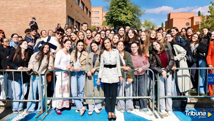Tweed y otoño: el primer estilismo de temporada de Letizia en Salamanca