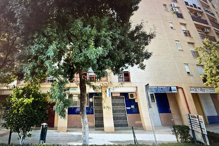 Un joven apalea y degüella a su pareja en el barrio de Sevilla Este y luego trata de quitarse la vida