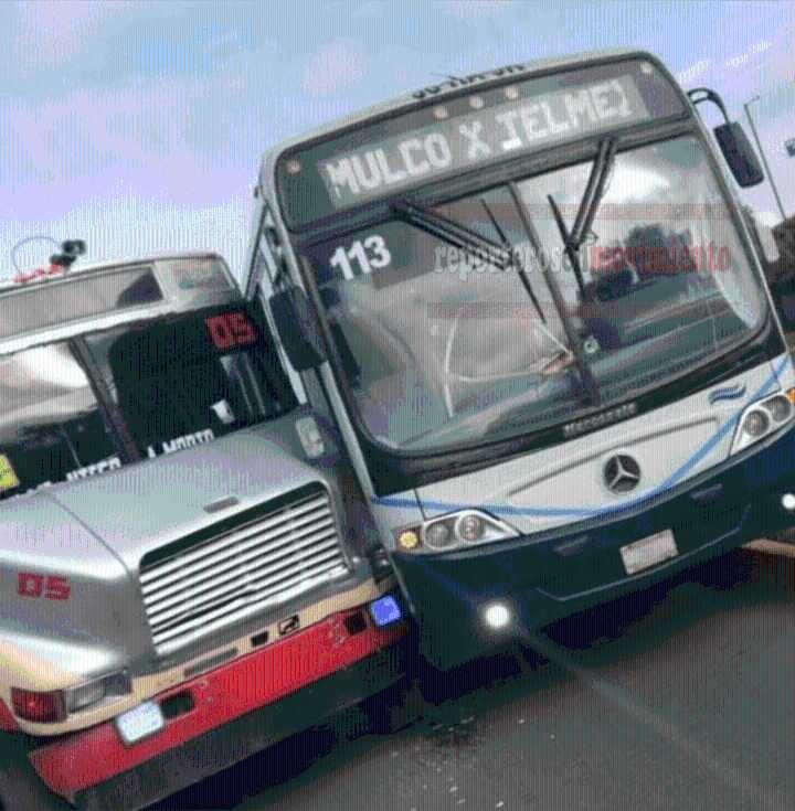 AUTOBÚS INTENTÓ ARREBASAR PERO TERMINO CHOCANDO CONTRA OTRO EN ATLACOMULCO